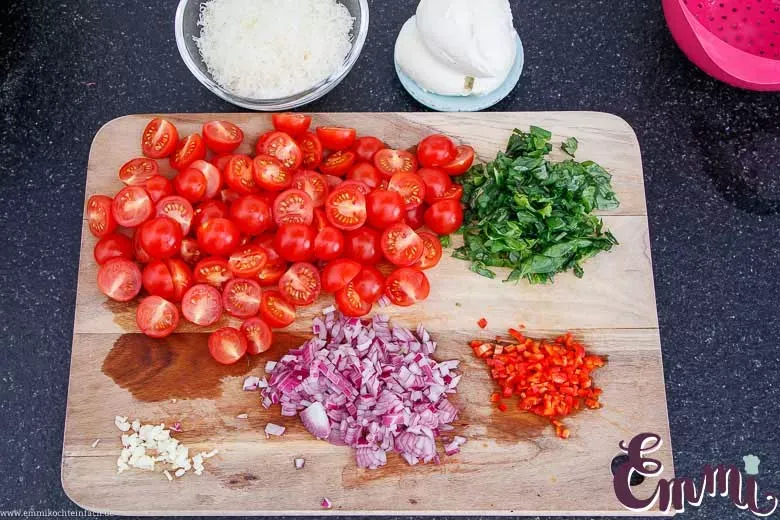 Vorbereitung von Gemüse und Parmesan