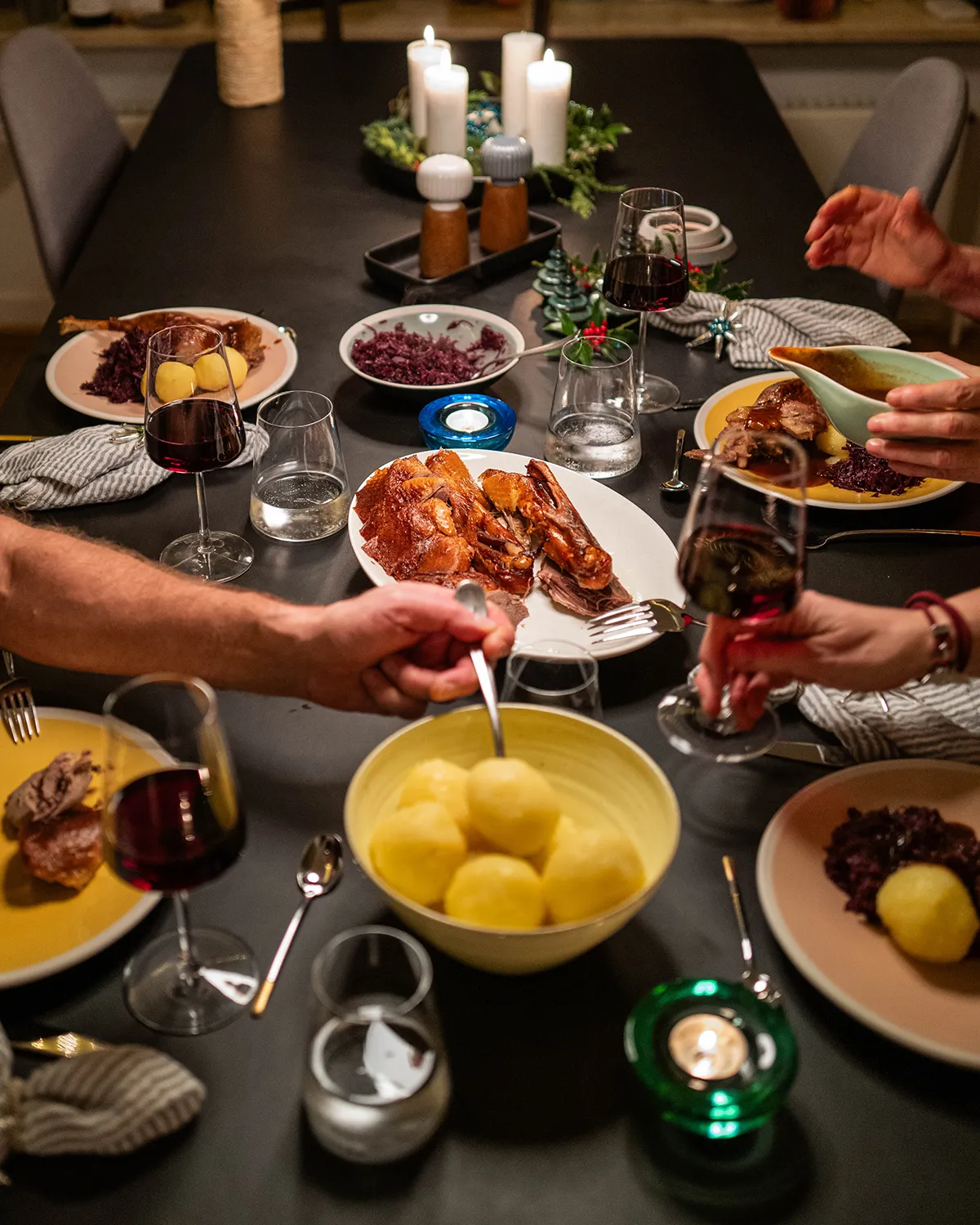 Vorgegarter Gänsebraten auf der Brustseite, bereit für die zweite Etappe und finale Knusprigkeit.