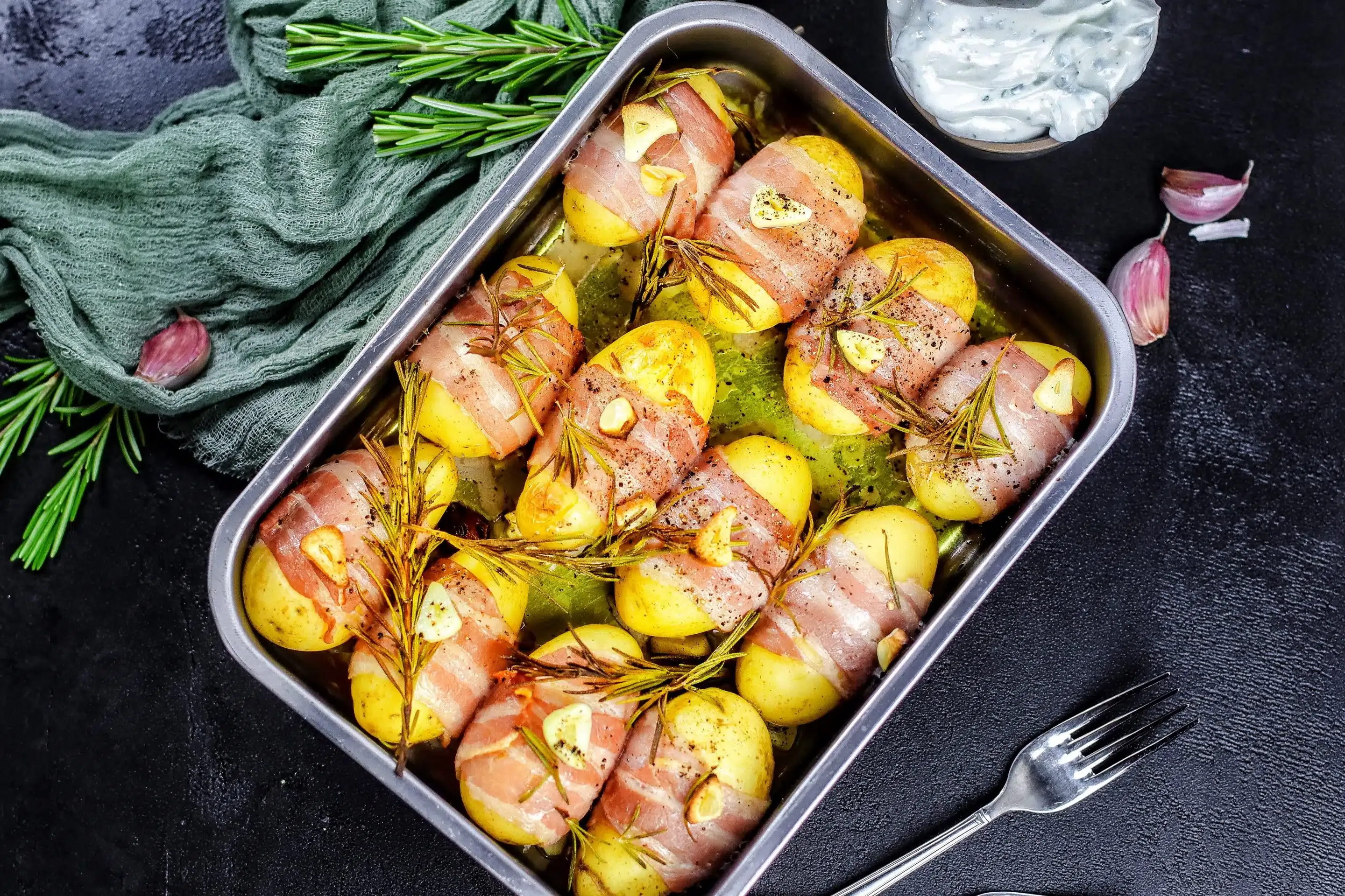 Vorgekochte Kartoffeln werden in der Pfanne angebraten