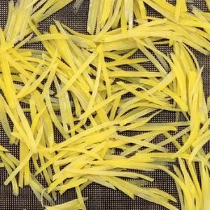 Vorgekochte Kartoffelstifte breiten sich zum Ausdampfen auf einem Küchentuch aus, wichtig für knusprige Bacalhau-Zubereitung.