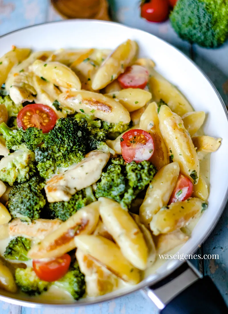 Vorrat an gefrorenen Kräutern für schnelle Gerichte wie diese Schupfnudelpfanne mit Fleisch