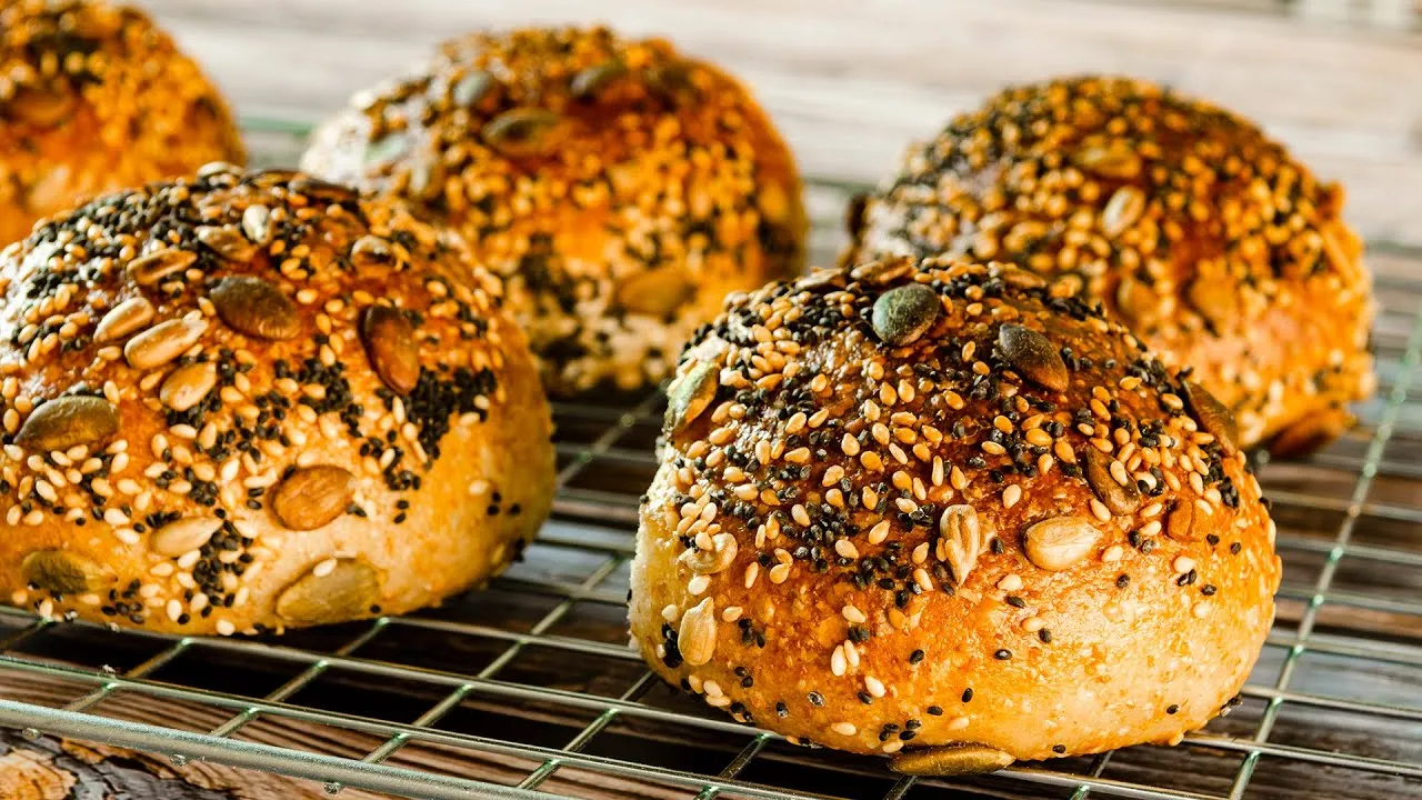 Vorschau des YouTube-Videos zum Selberbacken von Körnerbrötchen