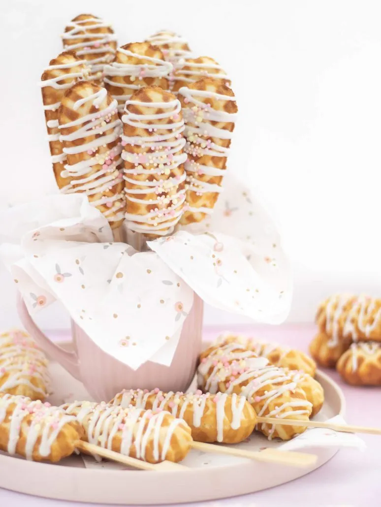 Waffeln am Stiel mit Schokolade und Streuseln
