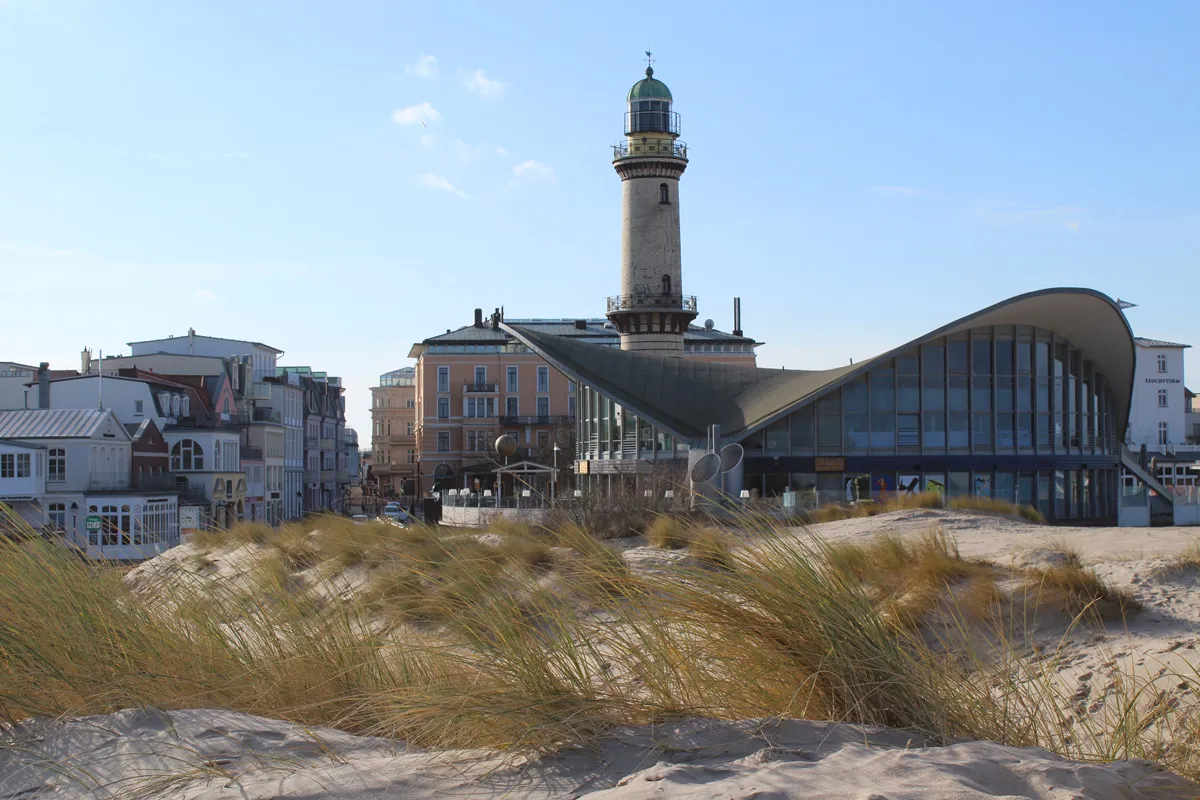 Wahrzeichen von Warnemünde: Leuchtturm und Teepott