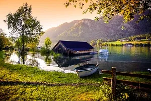 Wanderer genießt die Aussicht auf eine malerische Berglandschaft in Österreich