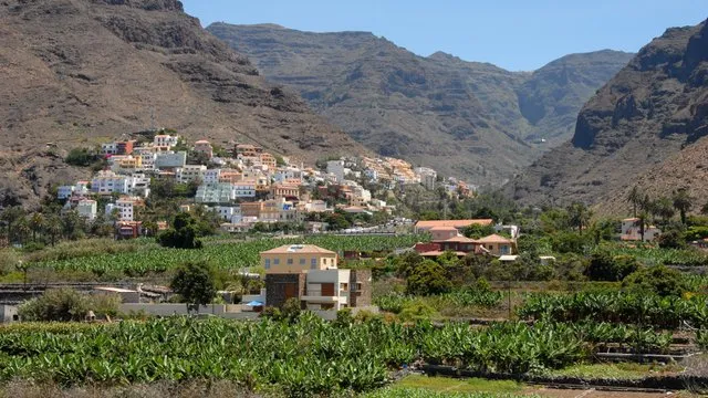 Wanderer genießt die Aussicht auf La Gomera