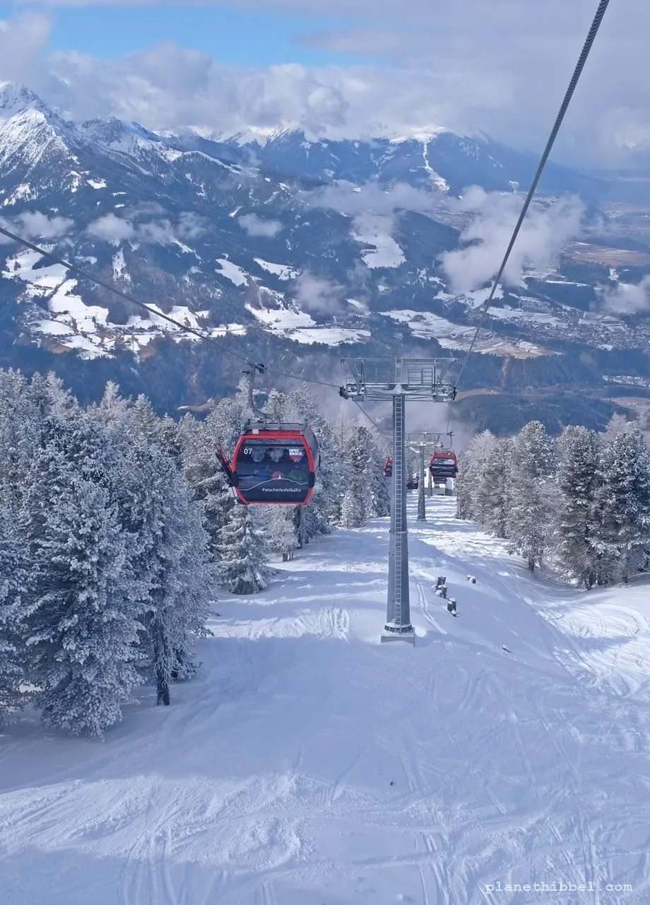 Wanderer genießt Panorama im winterlichen Schwarzwald