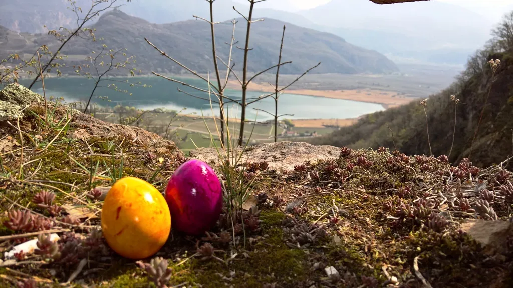 Wanderin genießt die Natur in der Rastenbachklamm bei Kaltern, ein idealer Reisetipp für Ostern.