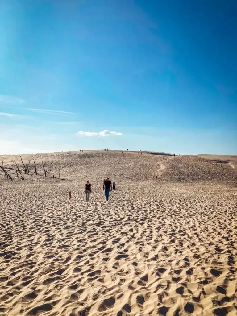 Wandern in den Dünen bei Łeba – beliebter Ausflug im Słowiński-Nationalpark an der Ostseeküste Polens.