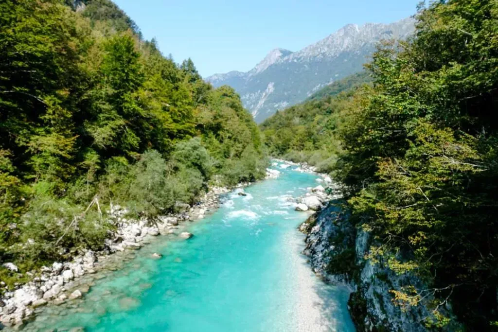 Wanderung im Soča-Tal in Slowenien, die zum beeindruckenden Kozjak-Wasserfall führt.