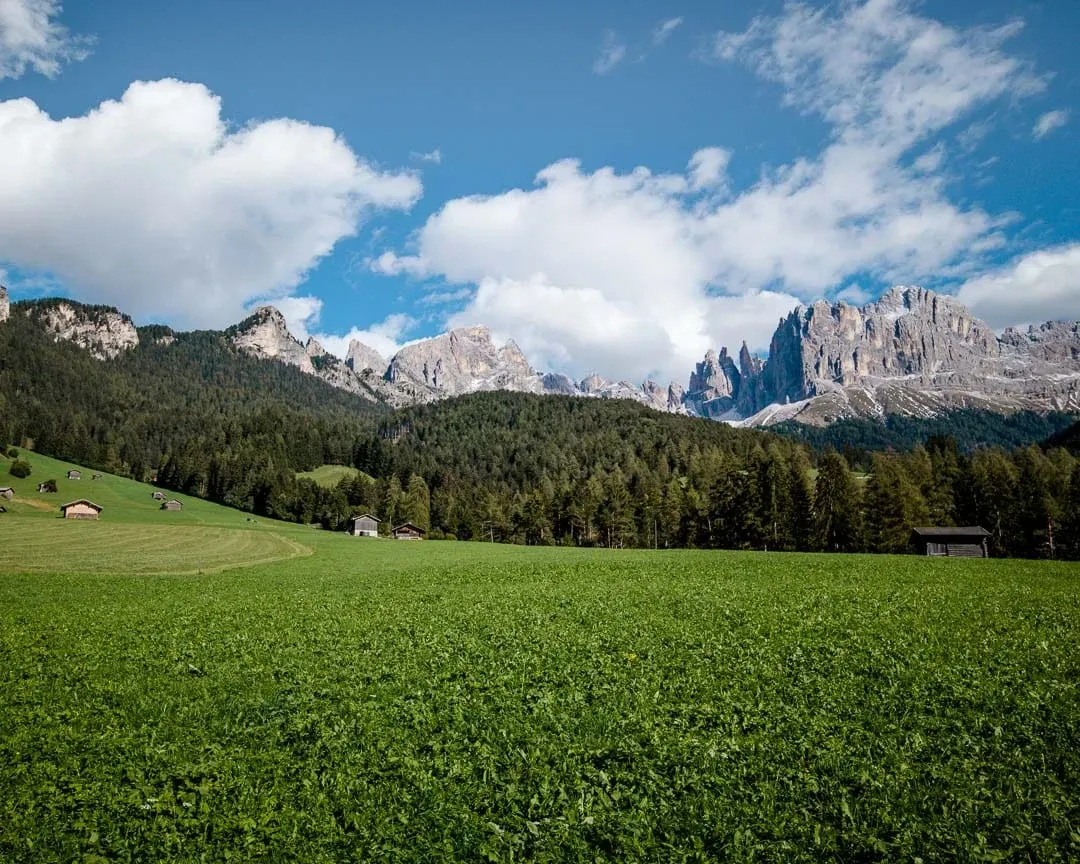 Wanderwege im Rosengarten in Südtirol, eine malerische Berglandschaft, die zum Erkunden einlädt.