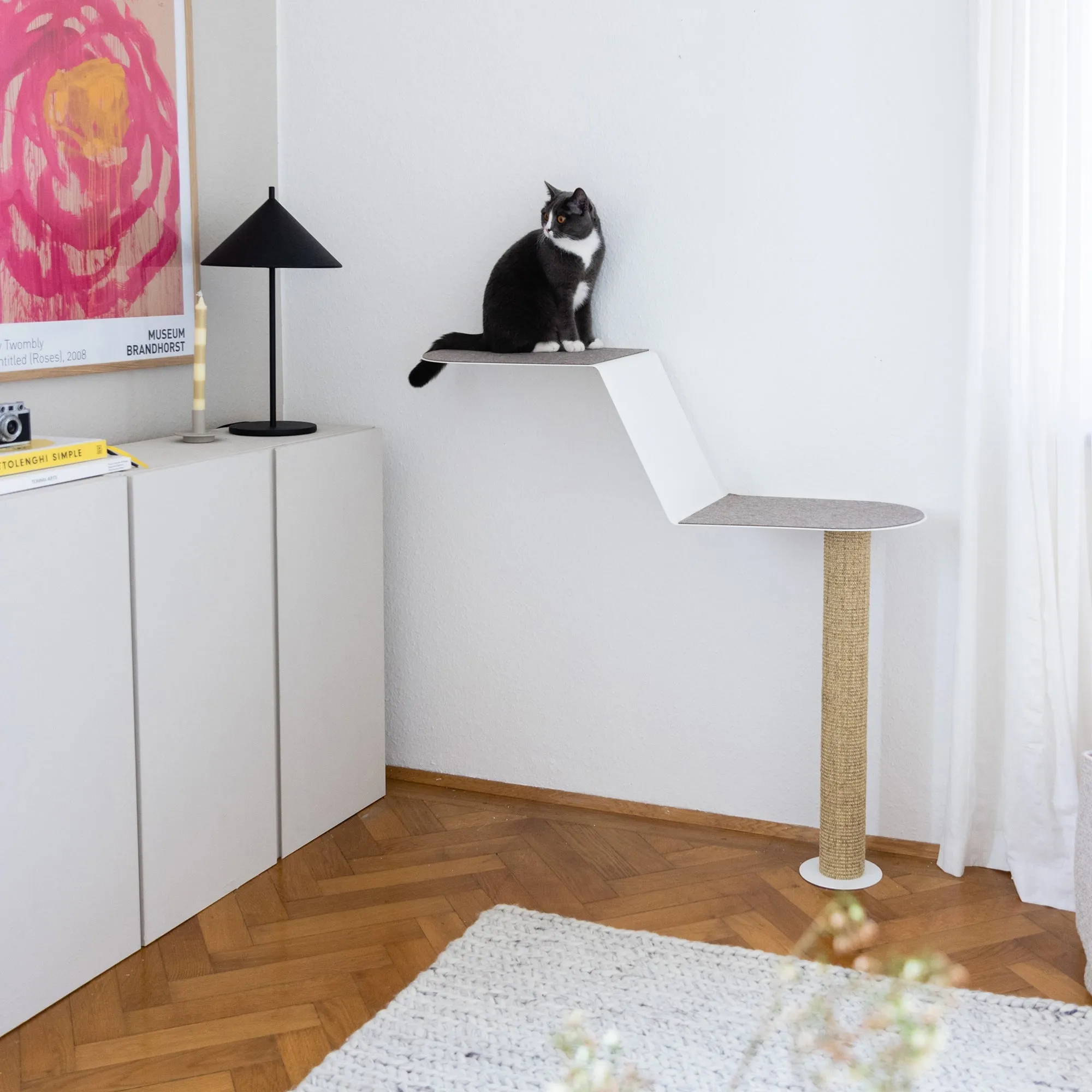 Wandkratzbaum MAISONETTE von LucyBalu in Weiß mit Katze