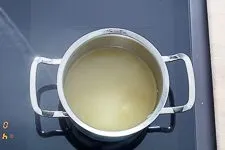 Warme Gemüsebrühe im Topf, bereit für die Risottozubereitung