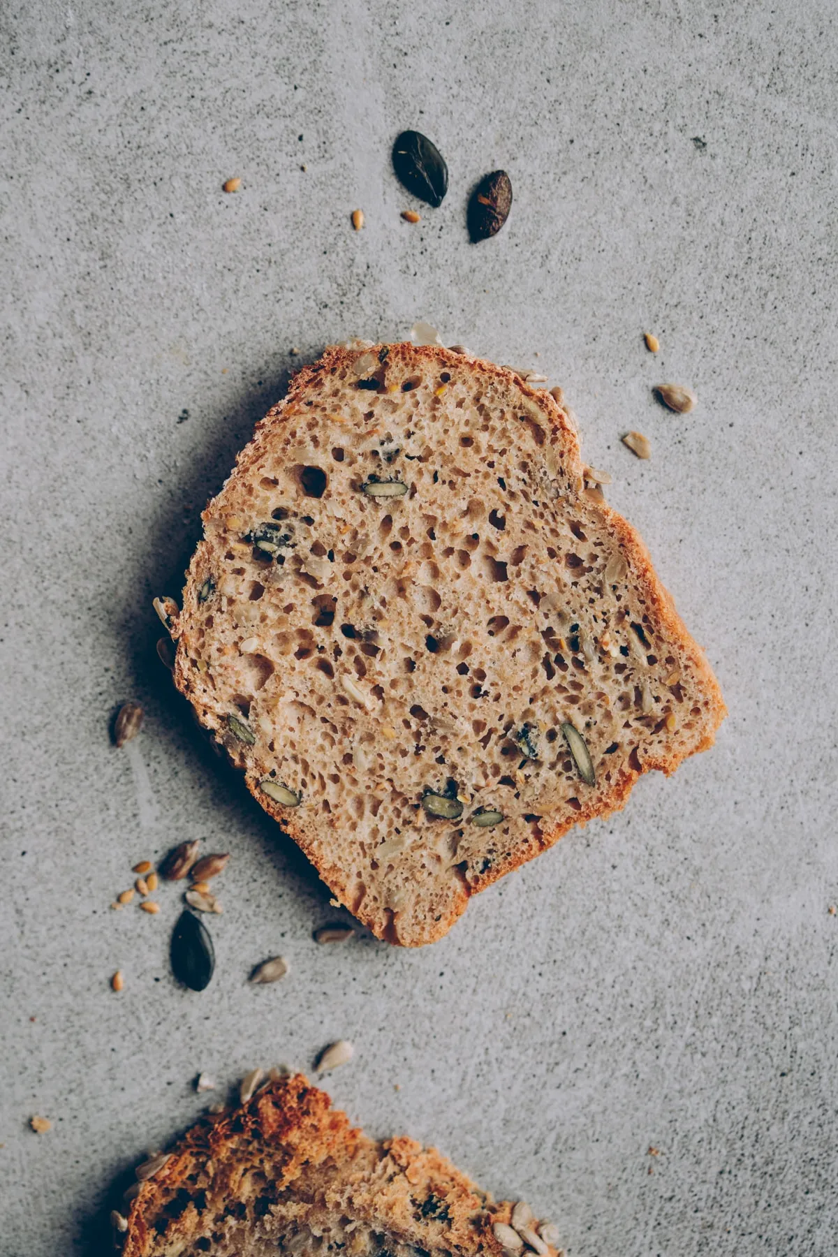 Warme Scheibe 5-Minuten-Brot mit Butter bestrichen und einer Prise Salz