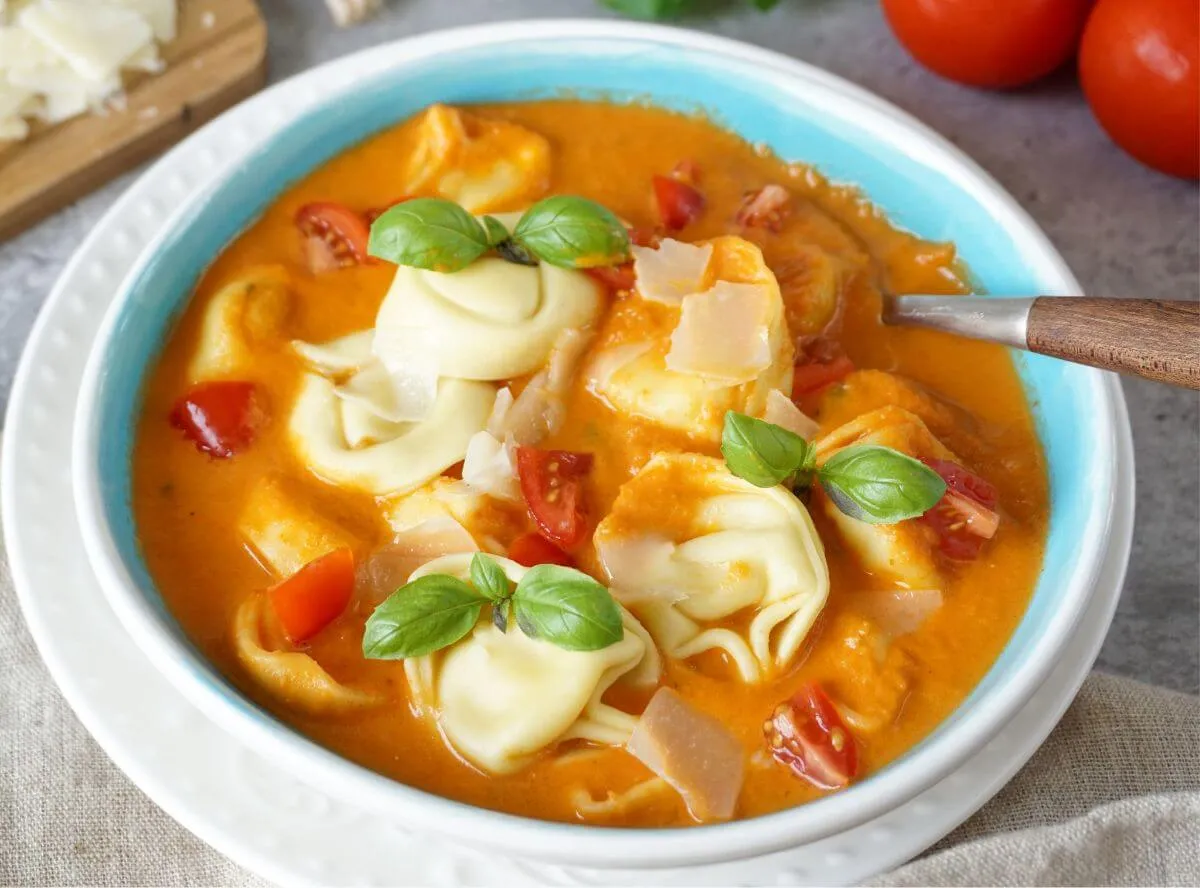 Wärmende Tortellinisuppe mit Tomaten