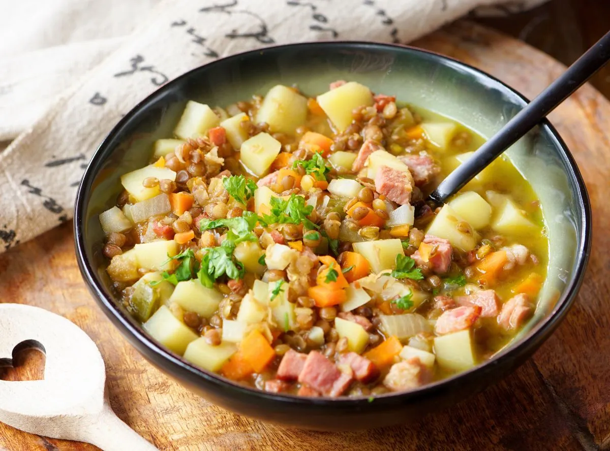 Wärmender Linseneintopf mit Kassler und Gemüse, ein klassisches deutsches Wintergericht der Hausmannskost