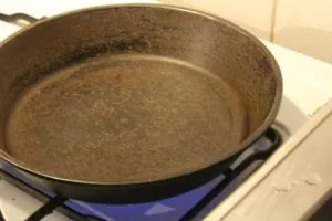 Wasser wird in die Pfanne gegeben