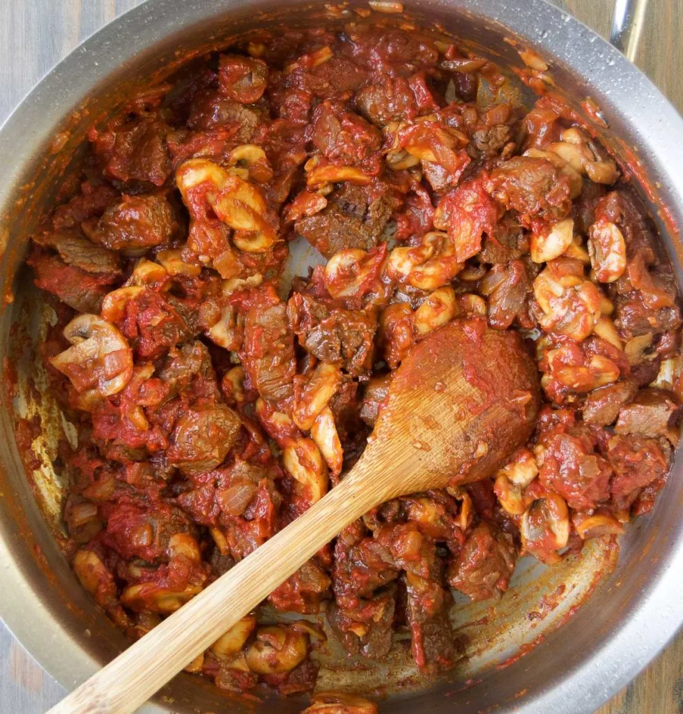 Wasser zur Stroganoff-Mischung hinzufügen und köcheln lassen