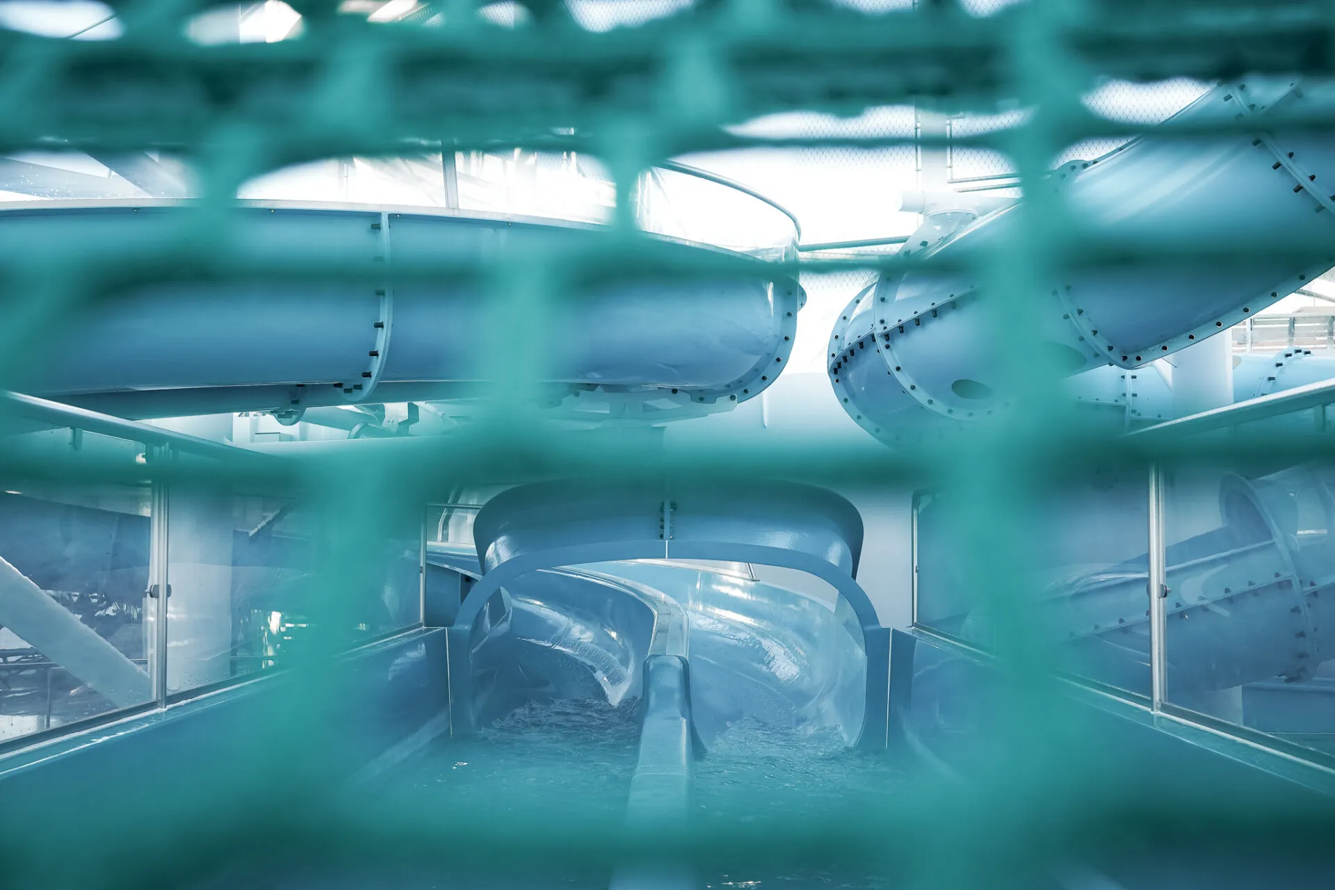Wasserrutsche auf einem Kreuzfahrtschiff, symbolisch für den &quot;mobilen Käfig&quot; im Urlaub und mangelnde Erholung