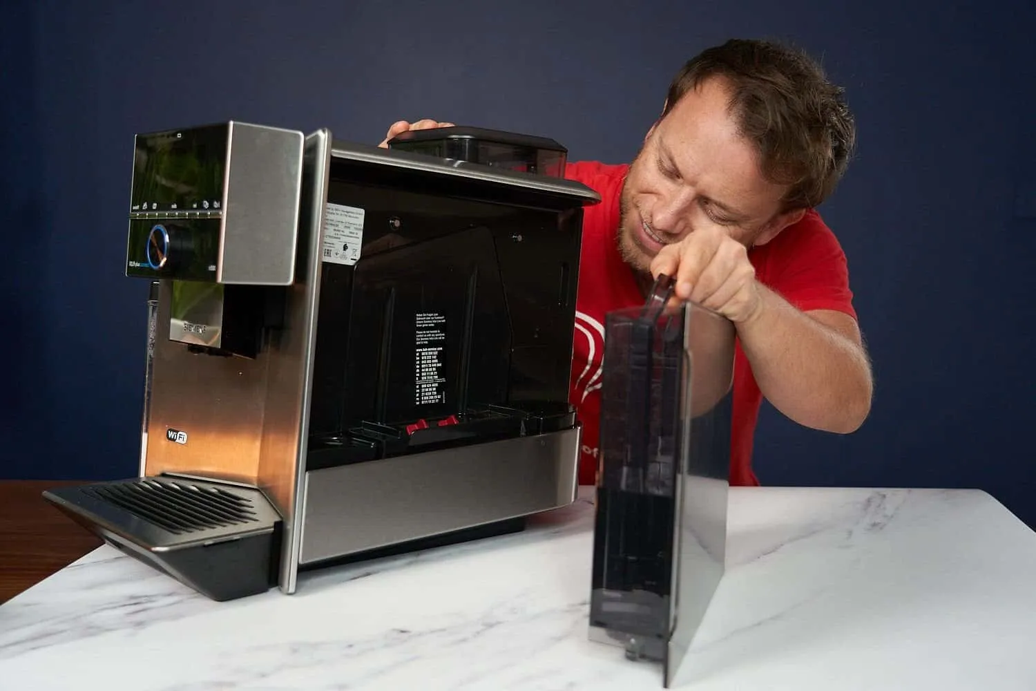 Wassertank eines Siemens EQ9 Kaffeevollautomaten mit eingesetztem Wasserfilter