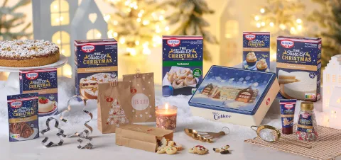 Weihnachtliche Backzutaten und Dekorationen für festliche deutsche Gebäckkreationen