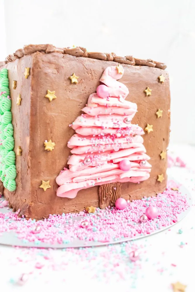 Weihnachtliche Torte verziert mit essbaren Christbäumen und bunten Streuseln