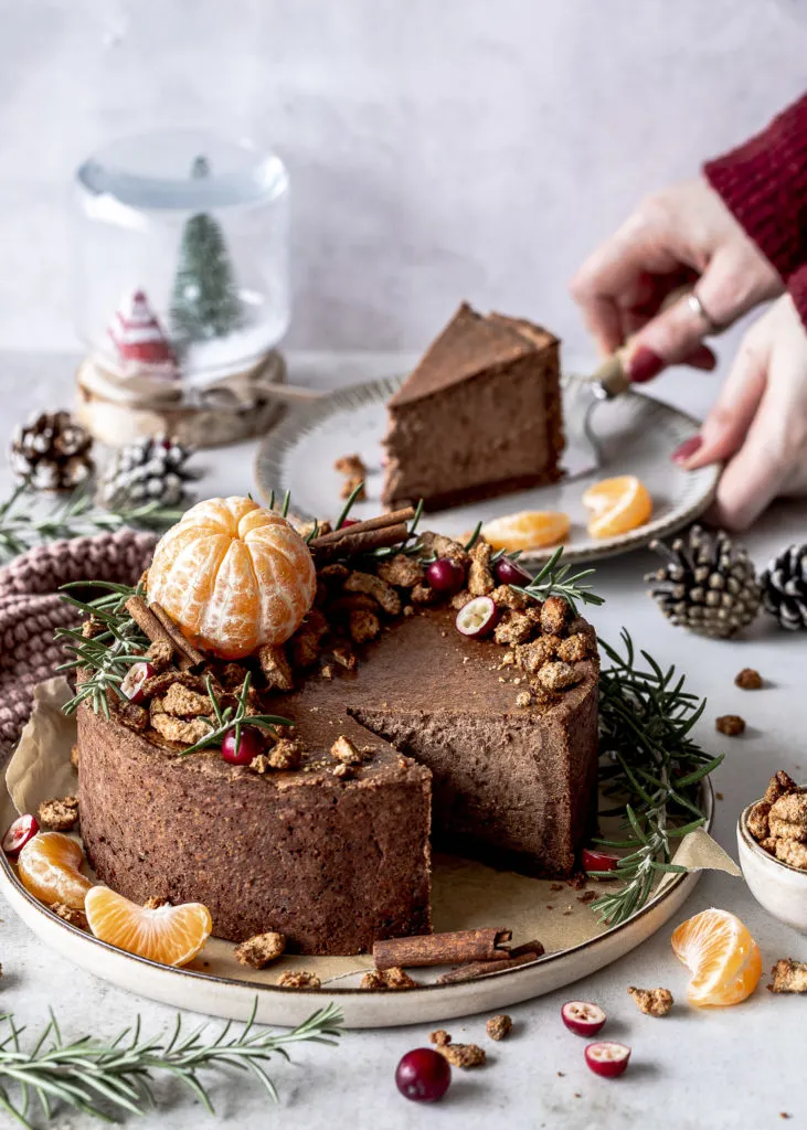 Weihnachtlicher Schokoladen Käsekuchen mit kandierten Nüssen Cashewkernen backen Rezept Cheesecake Weihnachten Advent #käsekuchen #cheesecake #schokolade #schoko #weihnachten #christmas #backen #baking Emma´s Lieblingsstücke
