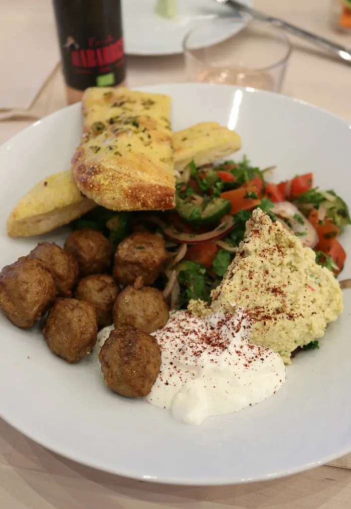 Weihnachtsgeschenke unter einem kleinen Baum