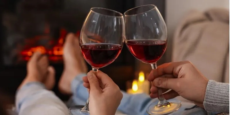 Wein in einem gemütlichen Wohnzimmerambiente