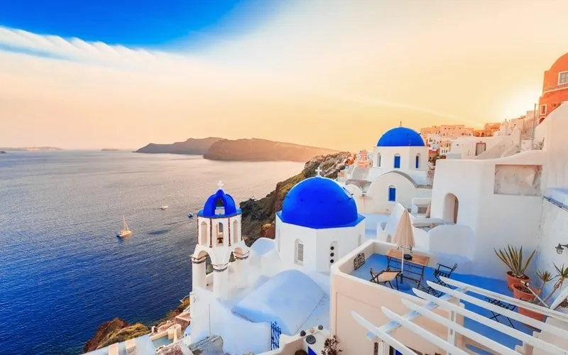 Weiße Häuser auf Santorin mit Blick auf das Meer