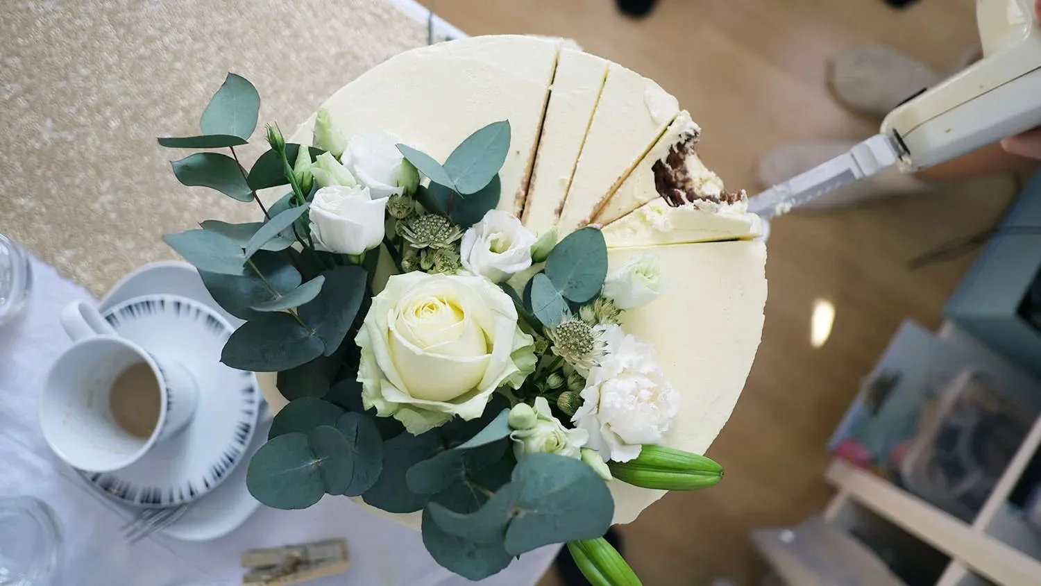 Weiße Hochzeitstorte im elegant-romantischen Stil, ohne Fondant