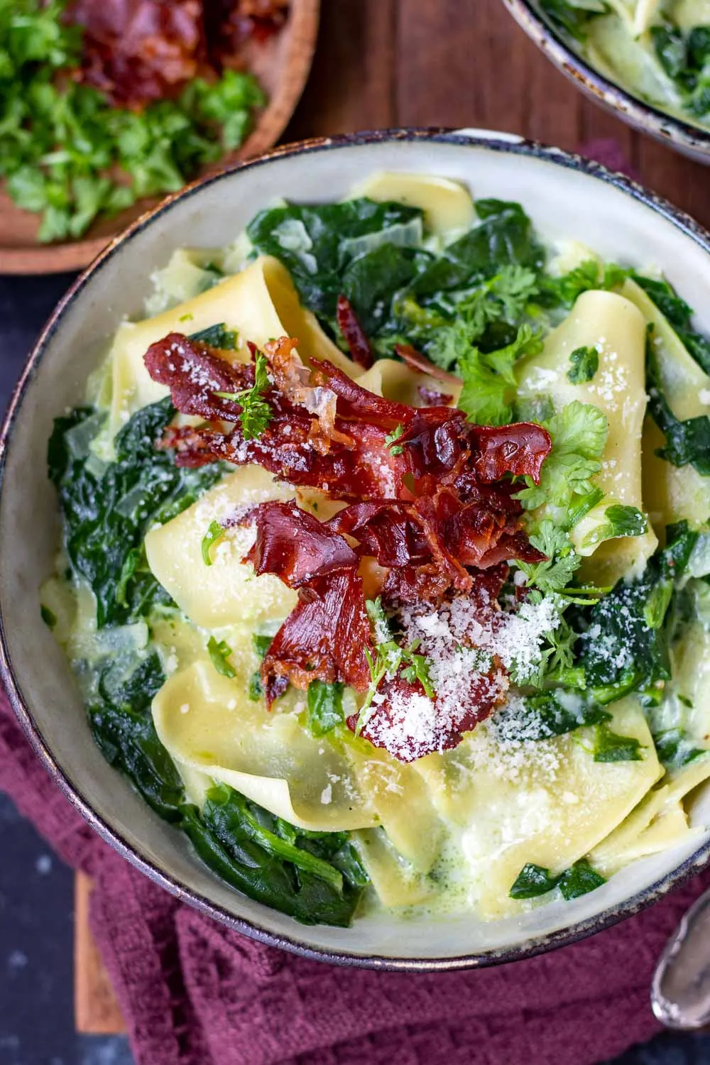 Weiße Lasagnesuppe mit Spinat und Kräutern in einer hellen Schale serviert
