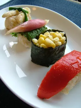Weiße Spargel, Myoga-Ingwer, Mais und Tomaten als Sushi Nigiri