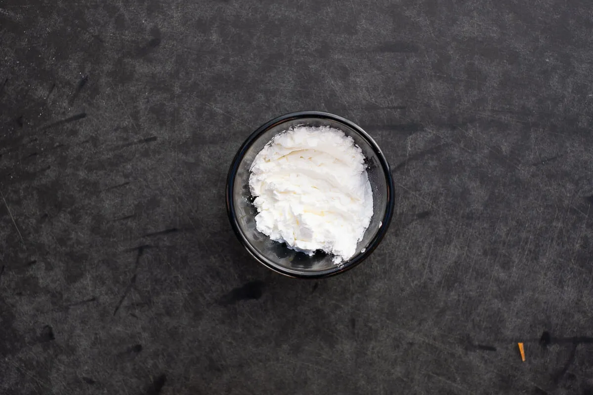 Weiße Speisestärke in einer kleinen Porzellanschale, bereit zum Binden der Soße.