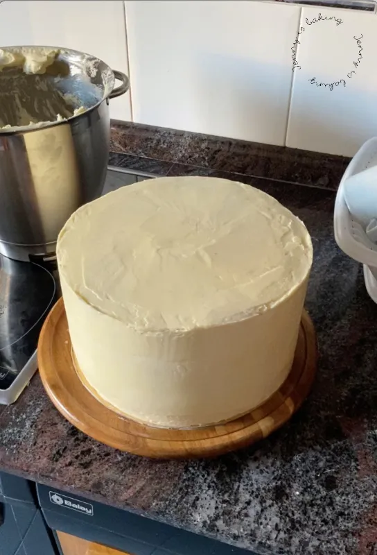 Weiße Torte mit glatter Oberfläche, fertig zum Dekorieren.