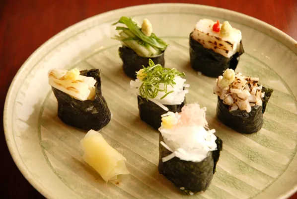 Weißer Lauch und Sprossen als Sushi Gunkan