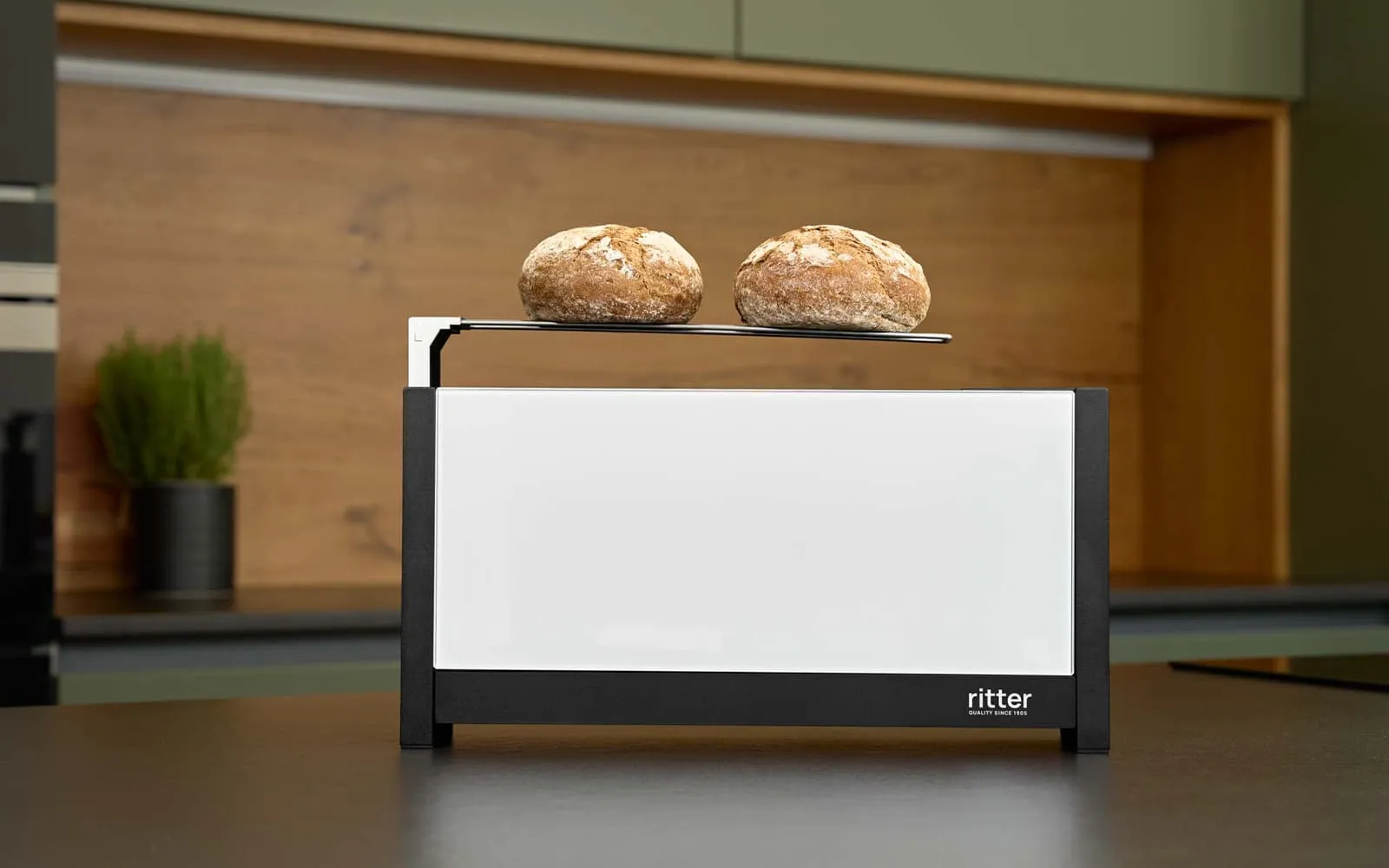Weißer ritterwerk Toaster mit integrierter Brötchenauflage, auf der Brötchen und Croissants aufgewärmt werden