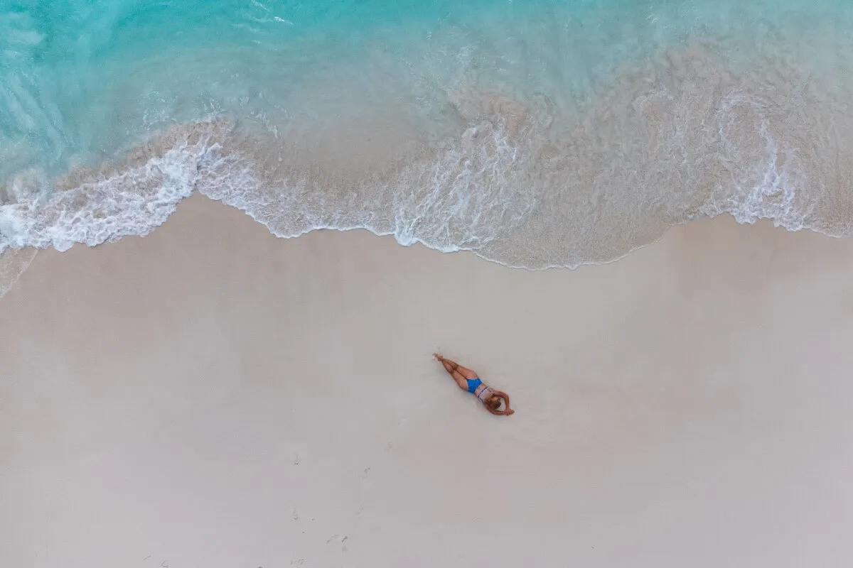 Weißer Sandstrand auf Aruba mit türkisfarbenem Meer und Palmen