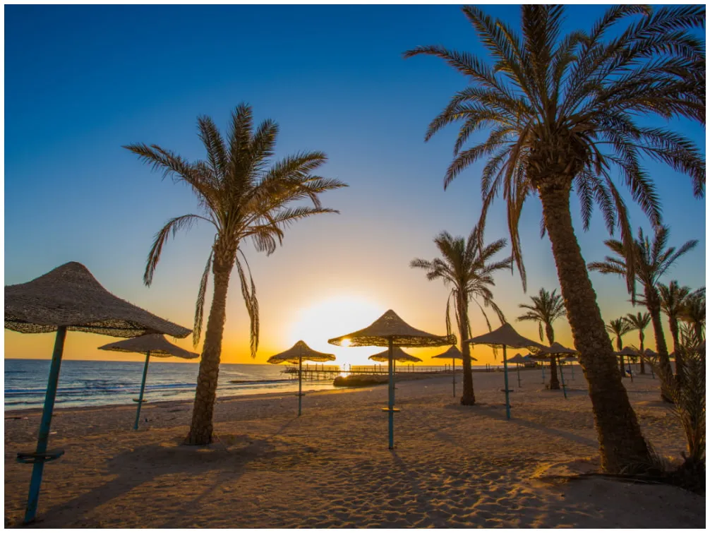 Weißer Sandstrand und azurblaues Meer der Soma Bay bei Hurghada, ein beliebtes Juli Reiseziel in Ägypten