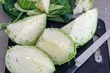Weißkohl für Coleslaw putzen und Strunk entfernen