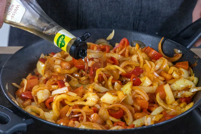 Weißweinessig zum Letscho geben