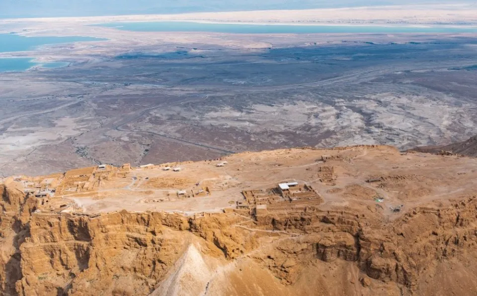 Weitblick vom Plateau der Festung Masada über die umgebende Wüstenlandschaft.