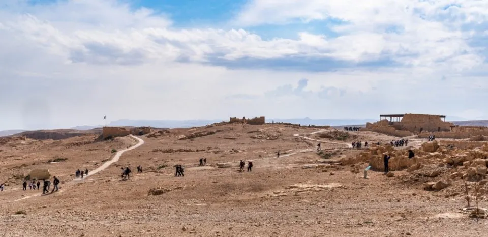 Weitläufige Ruinen alter Gebäude und Lagerhallen auf dem Masada-Gipfel.