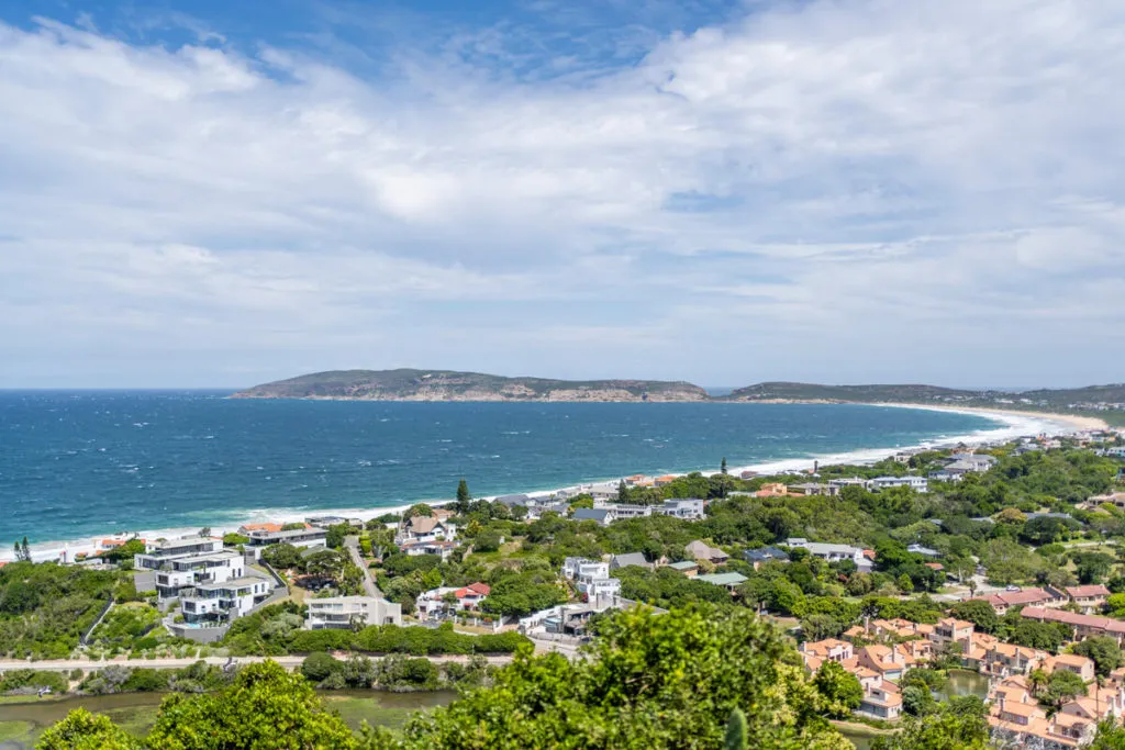 Weitläufige Sandstrände in Plettenberg Bay, ideal für einen Badestopp und beliebter Ort an der Garden Route