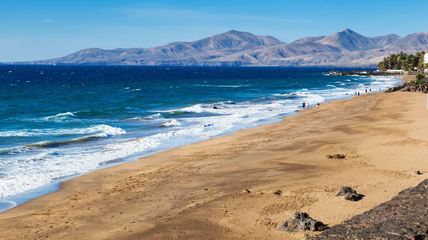 Weitläufiger Strand von Puerto del Carmen auf Lanzarote, ideal für Winterfluchten