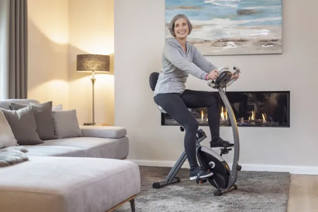 Wellactive Senior-Heimtrainer Silver mit tiefem Einstieg und praktischer Klappfunktion, ideal für ältere Nutzer.