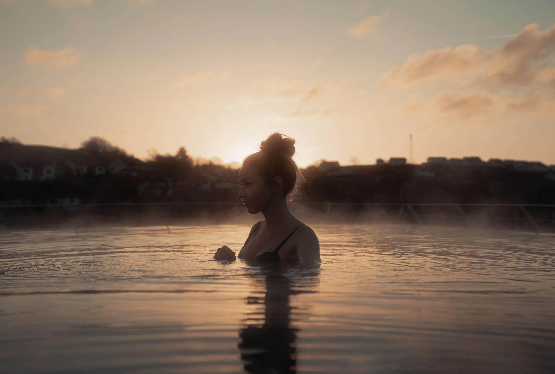 Wellnessmoment im dampfenden Pool bei Sonnenaufgang