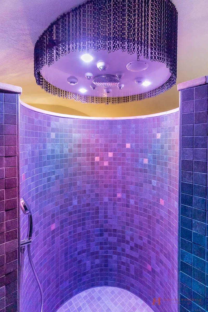 Wellnessoase in Rheinland-Pfalz: Genießen Sie entspannte Stunden im Pool des Kloster Hornbach, umgeben von historischen Klostermauern.