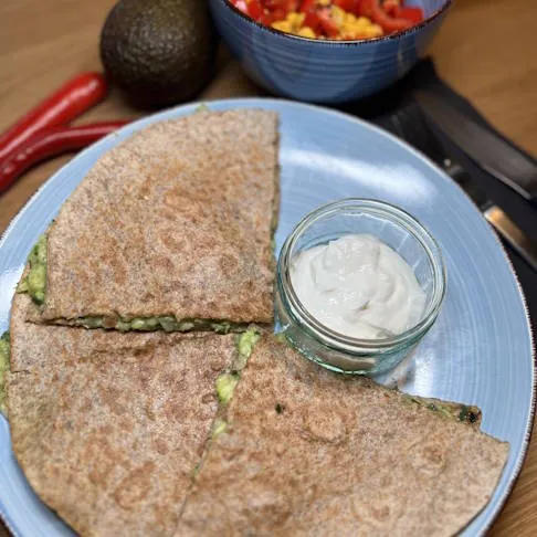 Weniger Kalorien, voller Geschmack: Zucchini-Quesadillas, eine leichte und leckere Ergänzung für die Arthrose Ernährung.