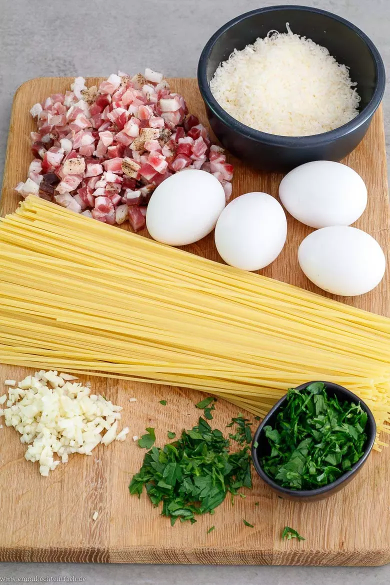 Wesentliche Zutaten für ein authentisches Carbonara Rezept: frische Eier, hochwertiger Hartkäse und Pancetta für den besten Geschmack.